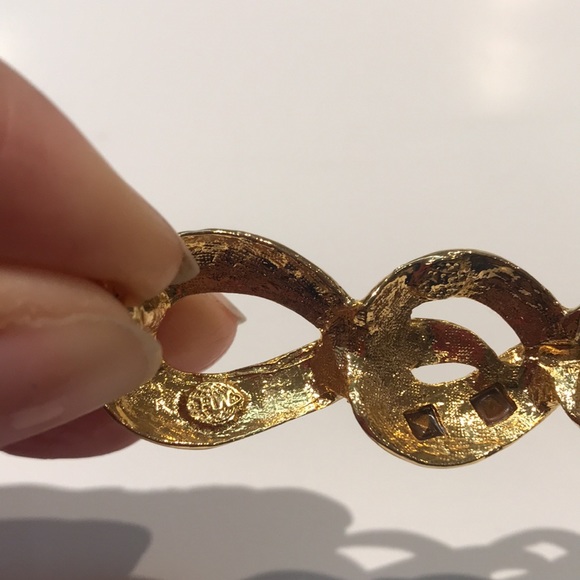 Golden pin brooch - Picture 3 of 3